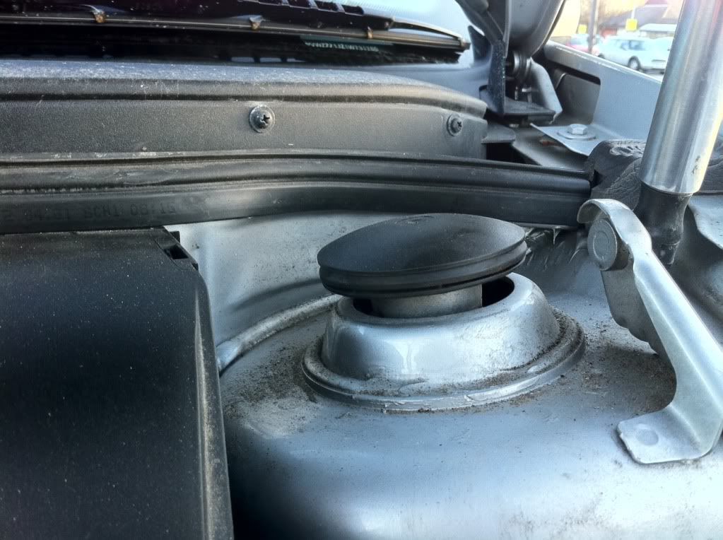 Mk4 Golf Top mount sticking up??? Volkswagen Mark IV Forum