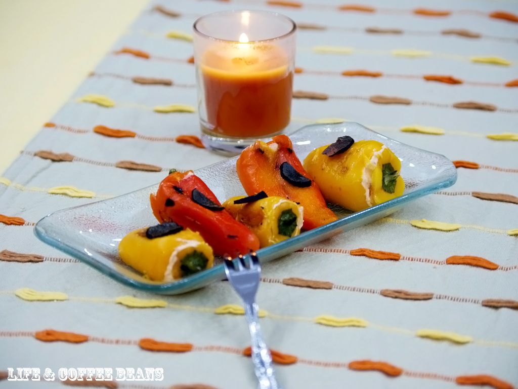 Mini ardei cu branza proaspata si trufe/Mini peppers with ricotta cheese and truffles