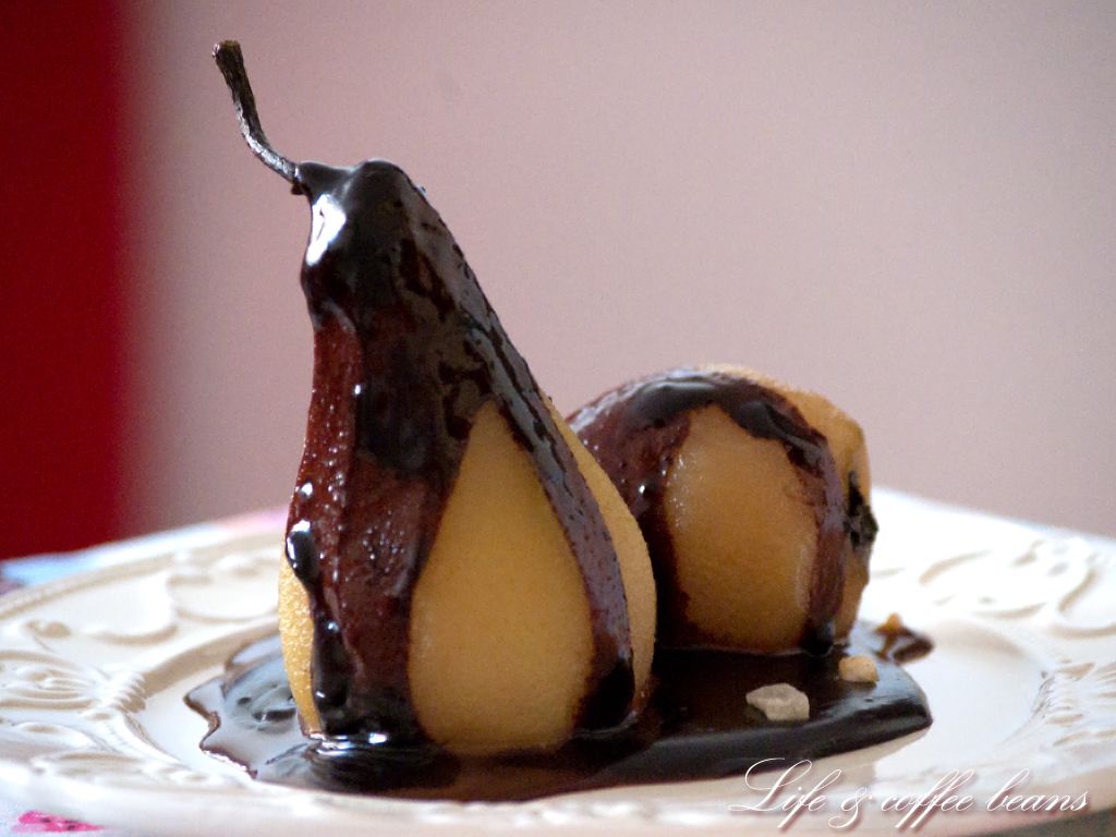 Pere aromate cu sos de ciocolata/Flavored pears with chocolate sauce