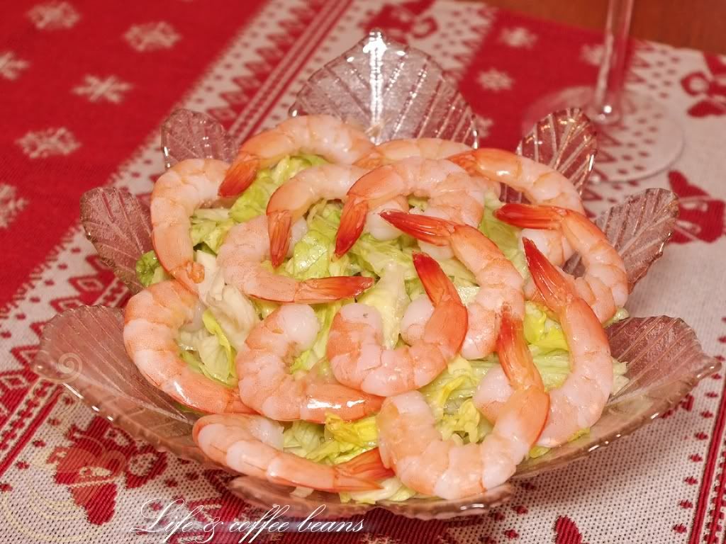 Salata cu eisberg, seminte de pin si creveti / Salad with eisberg lettuce, pine seeds and shrimps