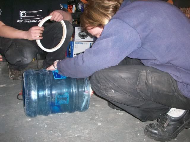 Caja Para Woofer con un Bidon de Agua Caja Para Woofer con un Bidon de Agua
